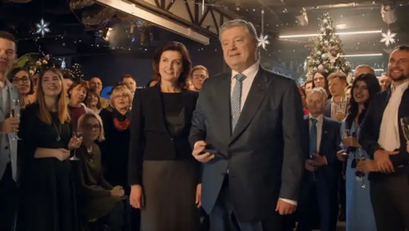 Некоторые украинские СМИ показали поздравление Порошенко перед обращением Зеленского