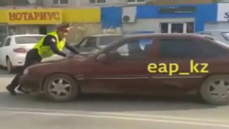 В Шымкенте арестовали водителя, прокатившего полицейского на капоте