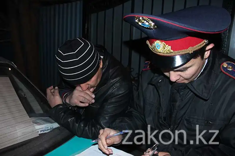 В Алматы работник СТО вместо того, чтобы красить чужую машину, уехал на ней кататься В Алматы работник СТО вместо того, чтобы красить чужую машину, уехал на ней кататься, фото - Новости Zakon.kz от 14.11.2013 16:56