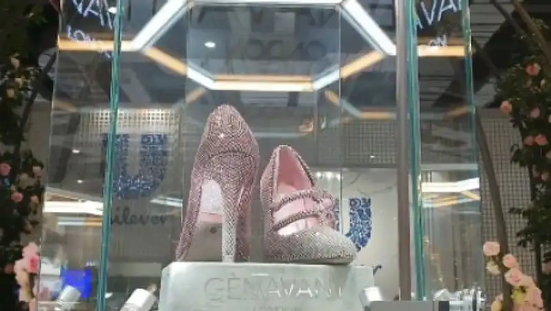 Люди часами стоят в очереди, чтобы посмотреть на туфли в бриллиантах
