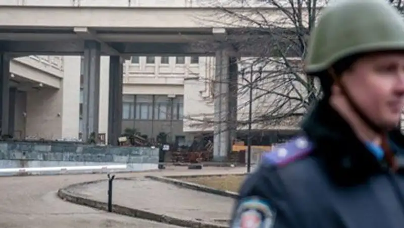 К парламенту Крыма прорвались пророссийские активисты