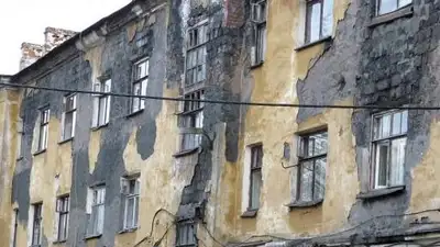 Опасно для жизни: в Аксу рушится дом и даже подрядчики отказались от ремонта, фото - Новости Zakon.kz от 25.07.2023 03:34