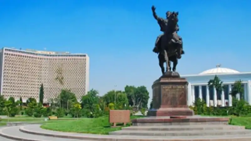 Аскар Мамин прибыл с рабочей поездкой в Ташкент