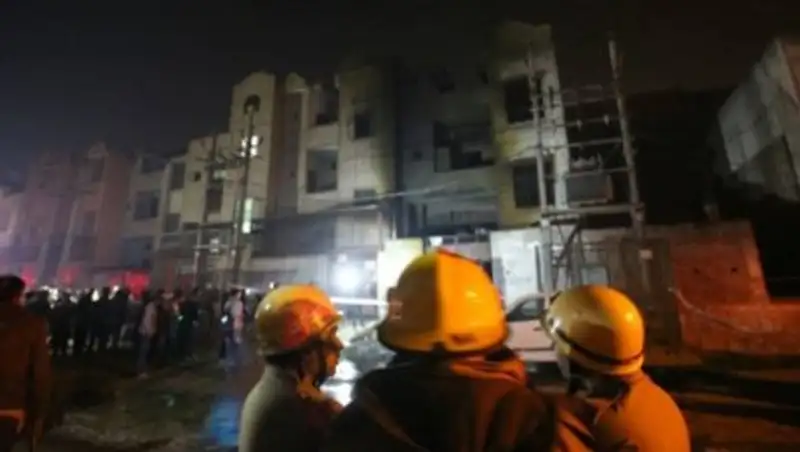 В Нью-Дели 17 человек погибли при пожаре на фабрике фейерверков