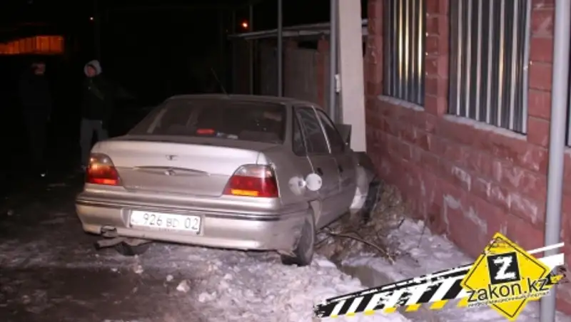 В Алматы водитель Daewoo Nexia врезался в столб