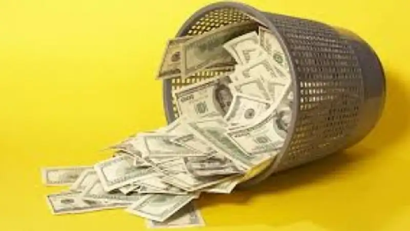 В Усть-Каменогорске кассир вынесла из банка 10 тысяч долларов в мусорном ведре