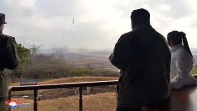 Ким Чен Ын впервые показал миру свою дочь во время испытания баллистической ракеты, фото - Новости Zakon.kz от 19.11.2022 09:54