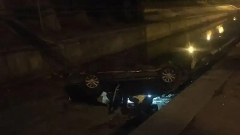 В результате ДТП автомобиль вылетел с моста в Алматы