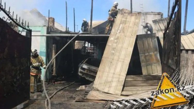 В Алматы загорелся автомобиль и два дома