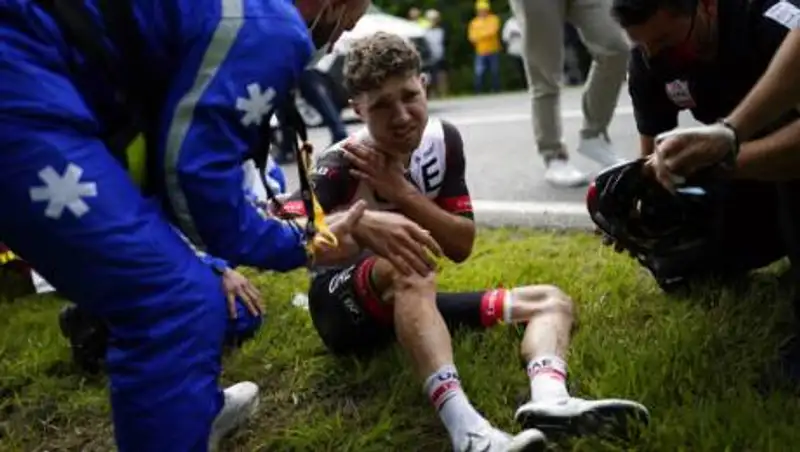 На Tour de France произошло массовое падение