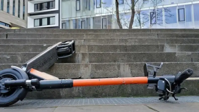 Школьница избила самокатом полицейского-педофила