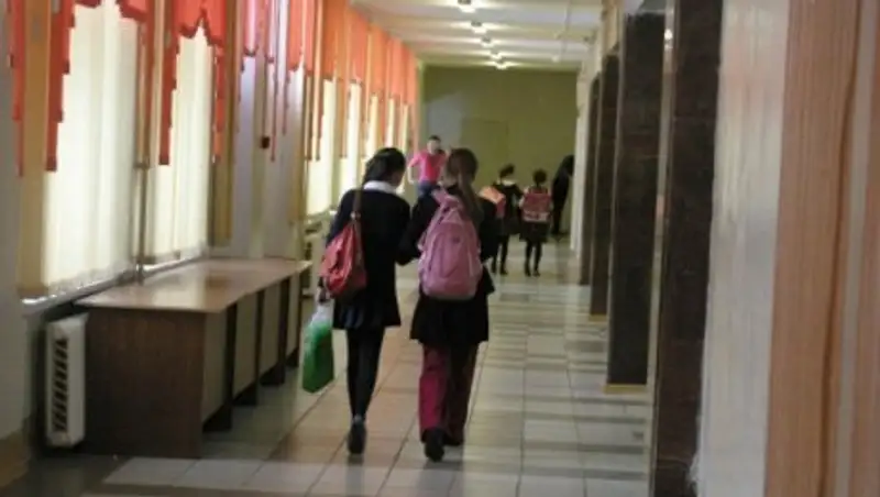 Директору школы, где ученице отрезало фаланги пальцев, объявили выговор