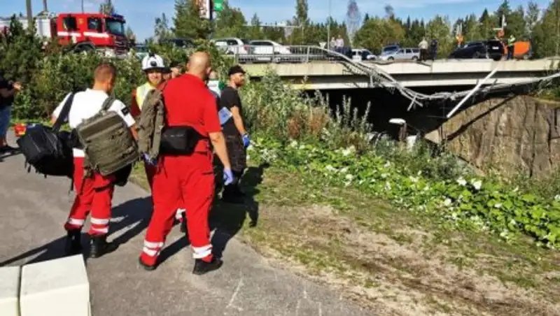Пассажирский автобус упал с моста в Финляндии: есть погибшие
