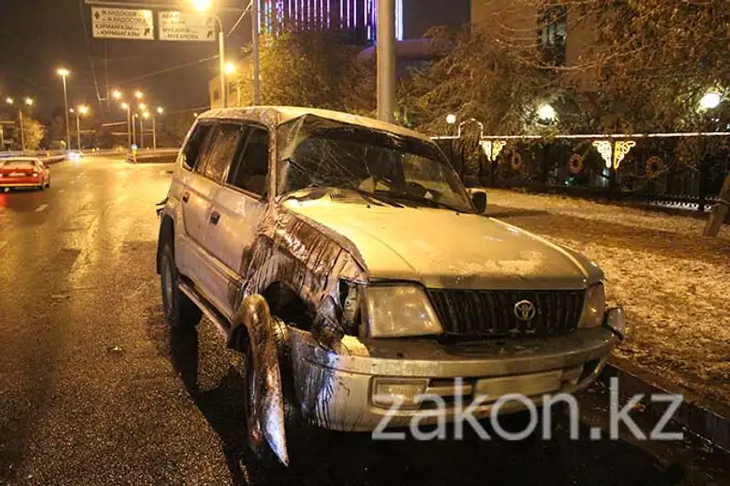 Нетрезвый водитель перевернулся на внедорожнике (фото) Нетрезвый водитель перевернулся на внедорожнике (фото), фото - Новости Zakon.kz от 11.11.2013 19:27