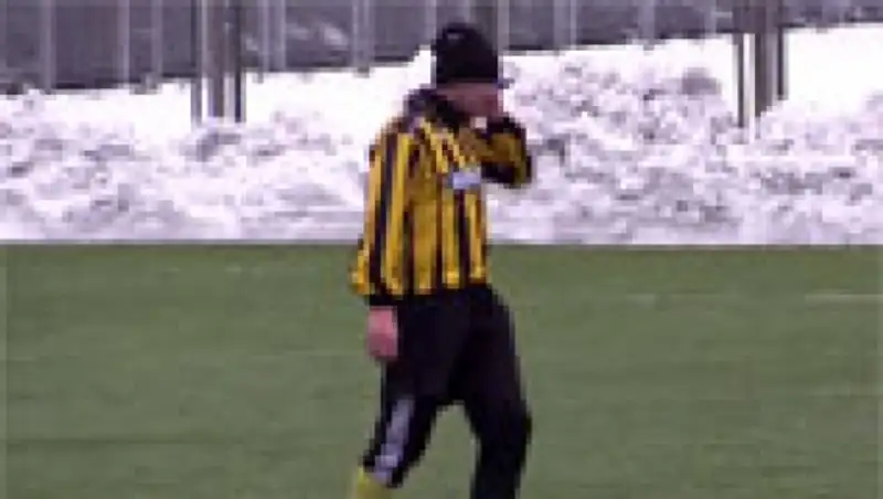 Украинский футболист во время матча болтал по мобильному телефону