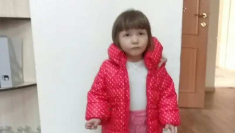 Полиция Астаны ищет родных найденной на улице маленькой девочки