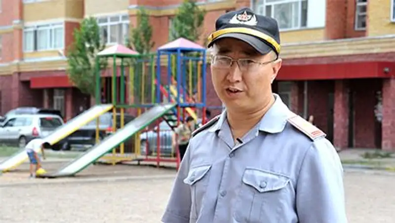 В Астане офицер вынес из огня троих детей