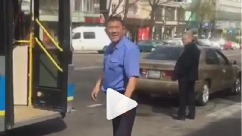 Водитель автобуса в Алматы нецензурно обругал пассажирку