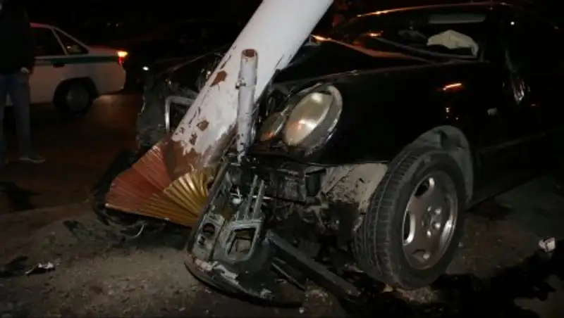 В Алматы «Мерседес» «обнял» опорный столб