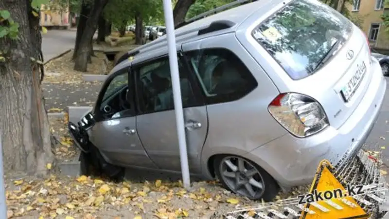 Авто "нырнуло" в арык в результате ДТП в Алматы