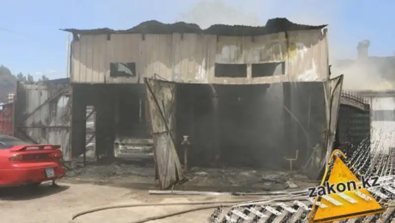 В Алматы горела еще одна машина и дом