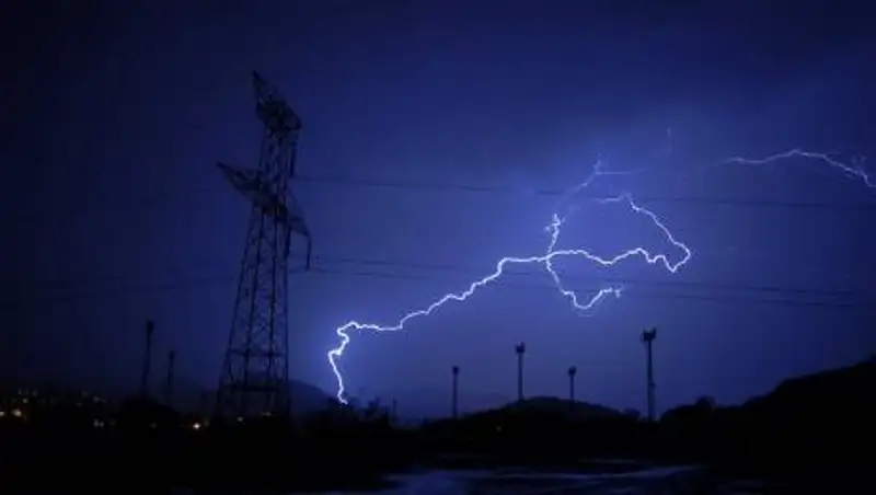 Молния ударила в опору ЛЭП в Алматы