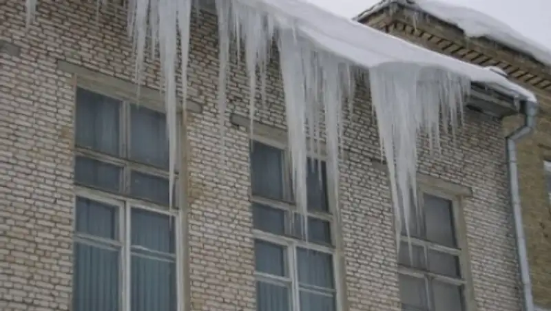 Уральцы в опасности: над городом нависли сосульки
