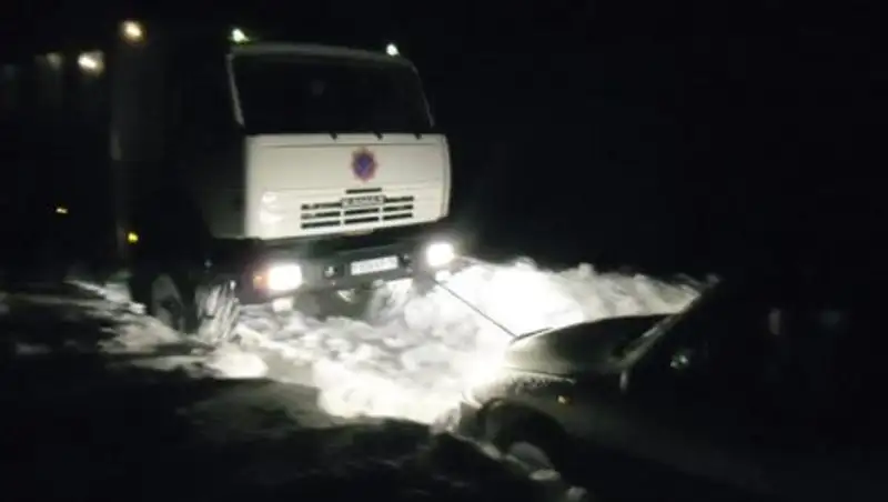 В Акмолинской области из снежного плена эвакуируют людей