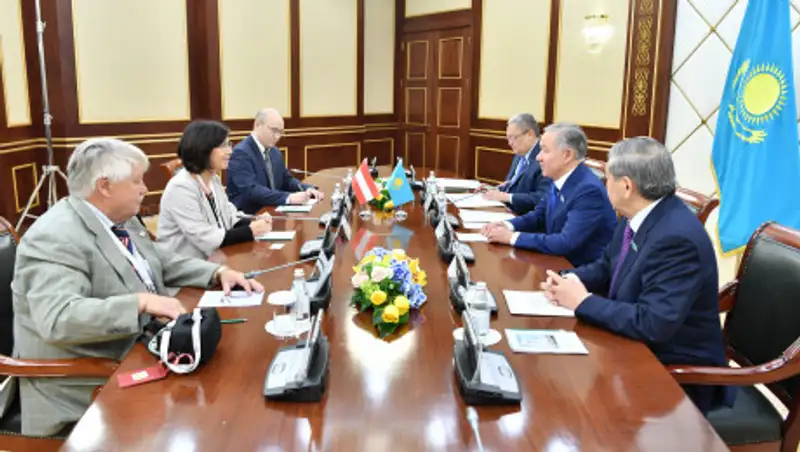 Председатель Мажилиса встретился с наблюдателями от Австрии