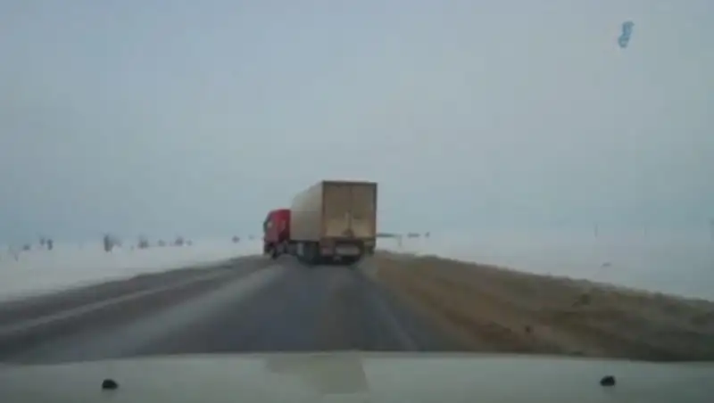 На трассе Костанай-Актобе многотонная фура вылетела в кювет