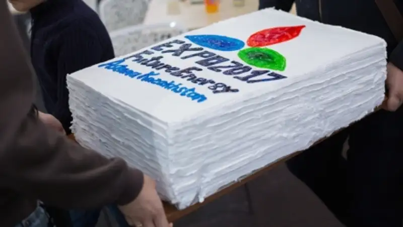 Жителей столицы угостили тортом с символикой ЭКСПО-2017
