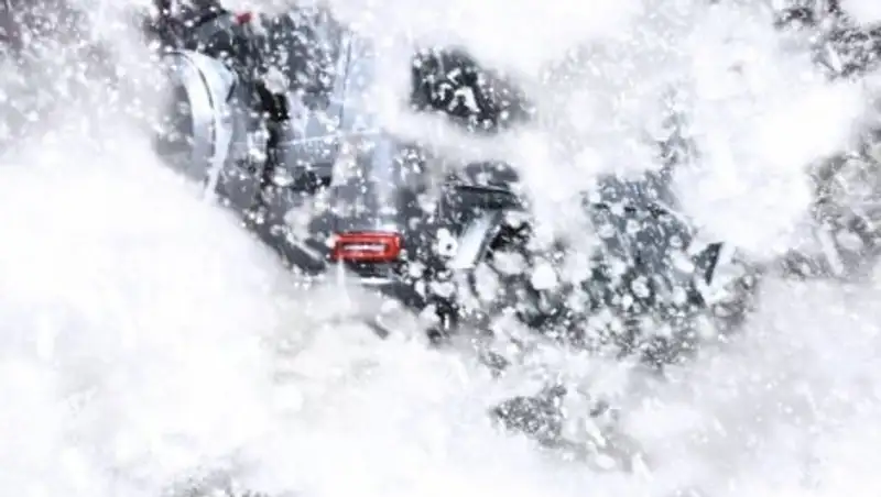 Очередной тизер внедорожника Mercedes G-Class нового поколения