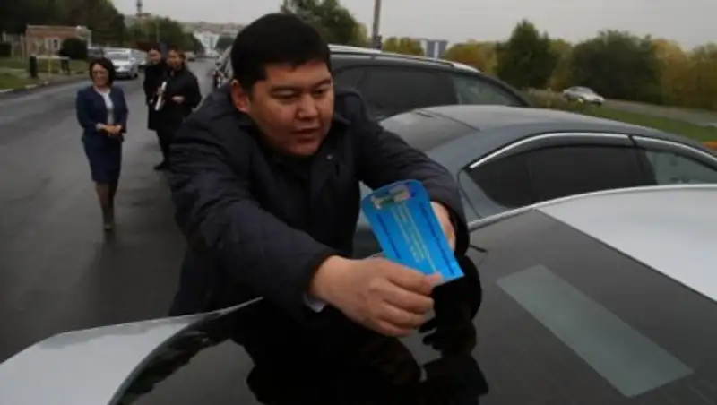 Антикоррупционные наклейки появились на служебных машинах чиновников в Усть-Каменогорске