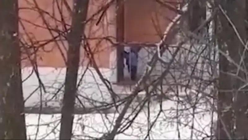 Стучал в окошко: воспитатели забыли малыша на морозе