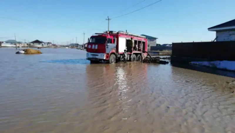 Спасатели продолжают борьбу с паводками в Акмолинской и Карагандинской областях
