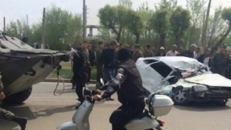 В интернете появилось видео, как БТР раздавил легковушку в Темиртау