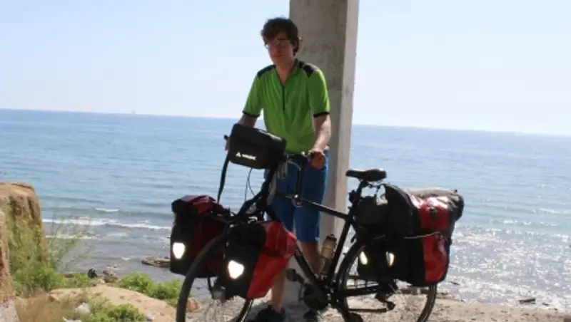 Путешественники из Германии спят на улице в Актау