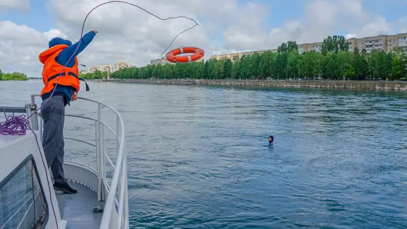 Экипаж теплохода спас людей из перевернувшейся на Иртыше лодки