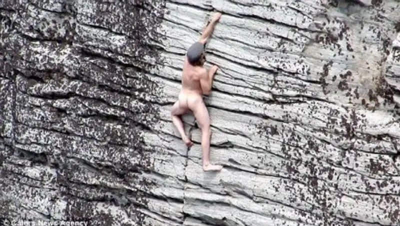 Голый альпинист покорил самую опасную скалу в Северной Каролине