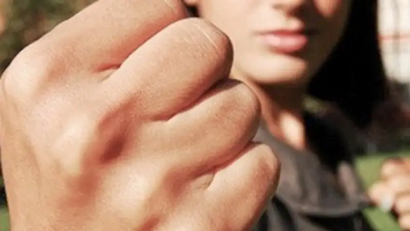 Две женщины избили и ограбили итальянца