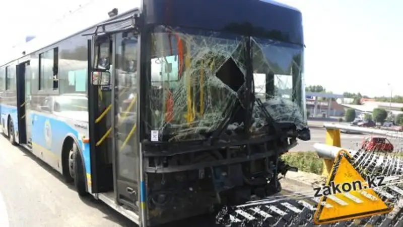 Пассажирский автобус чуть не упал с моста развязки в Алматы