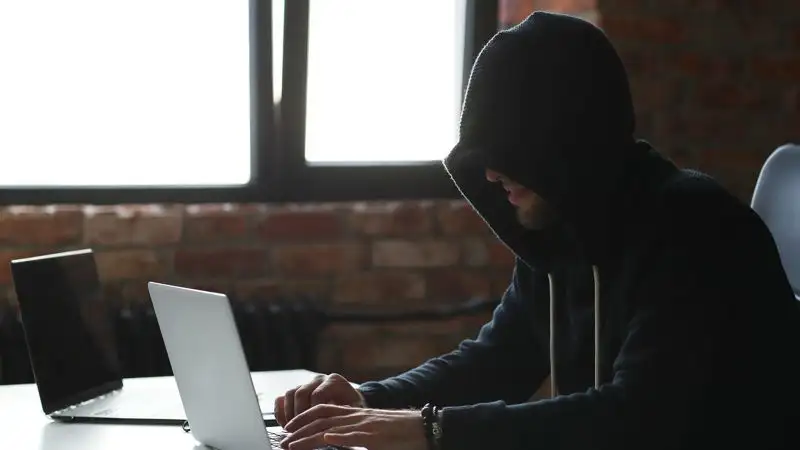 "Словно умный и послушный ребенок": как мошенники используют искусственный интеллект