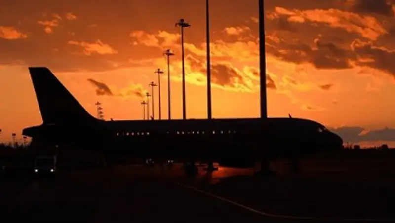 В аэропорту Лос-Анджелеса пассажирский самолет столкнулся с грузовиком