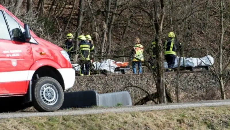 Число жертв столкновения поездов на юге ФРГ выросло до 10
