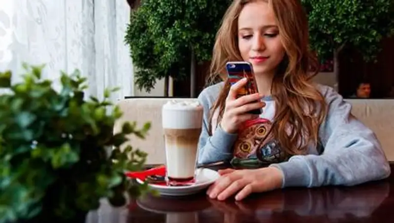 Психолог объяснил, как оторваться от экрана смартфона