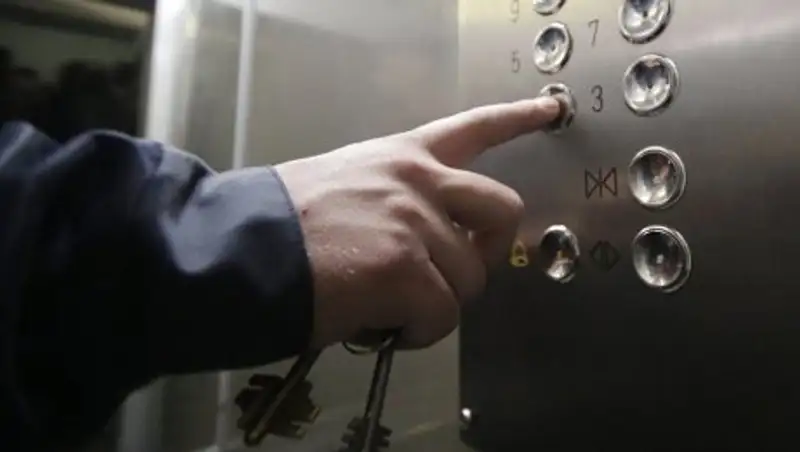 Мужчина пострадал при падении в шахту лифта в Шымкенте