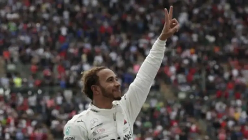 Хэмилтон стал пятикратным чемпионом "Формулы-1" и приблизился к Шумахеру