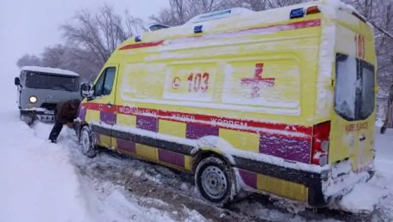 Скорая застряла в сугробе по пути к больному ребенку в Туркестанской области