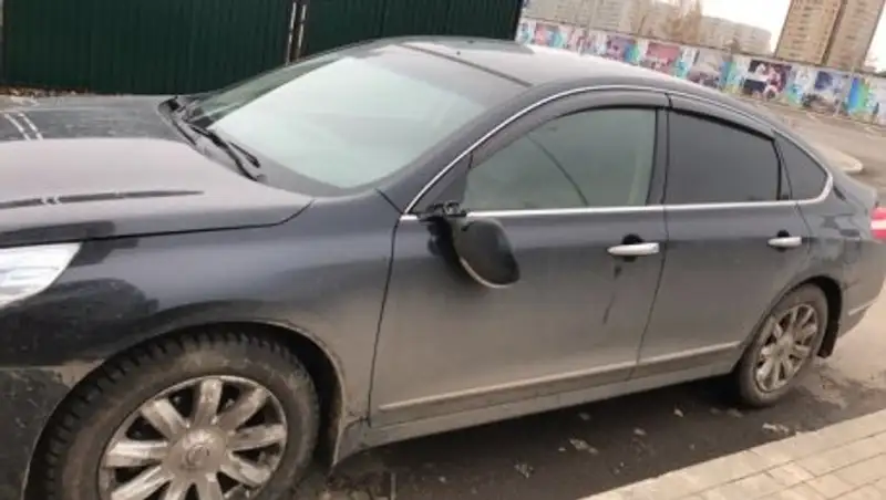Пьяный житель Астаны разгромил припаркованные автомобили