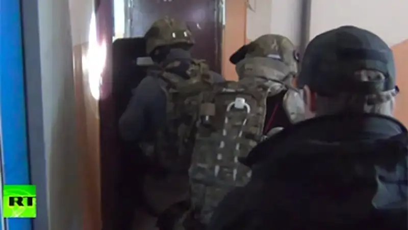 ФСБ показала задержание предполагаемых террористов в Москве